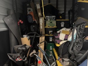 10 x 10 storage unit in Los Angeles, CA