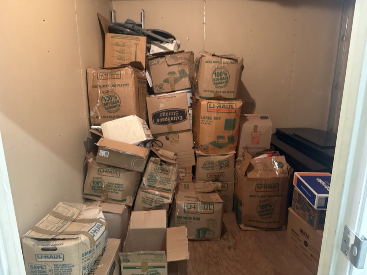 10 x 10 storage unit in Los Angeles, CA