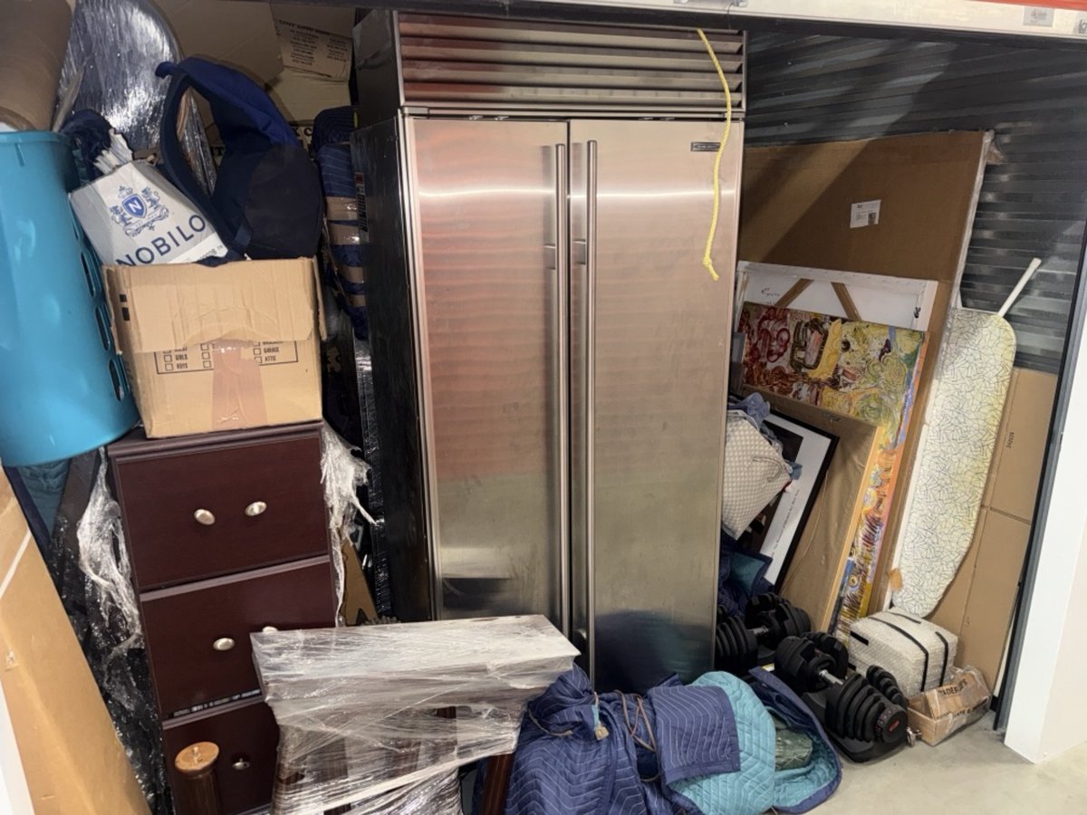 10 x 10 storage unit in Los Angeles, CA