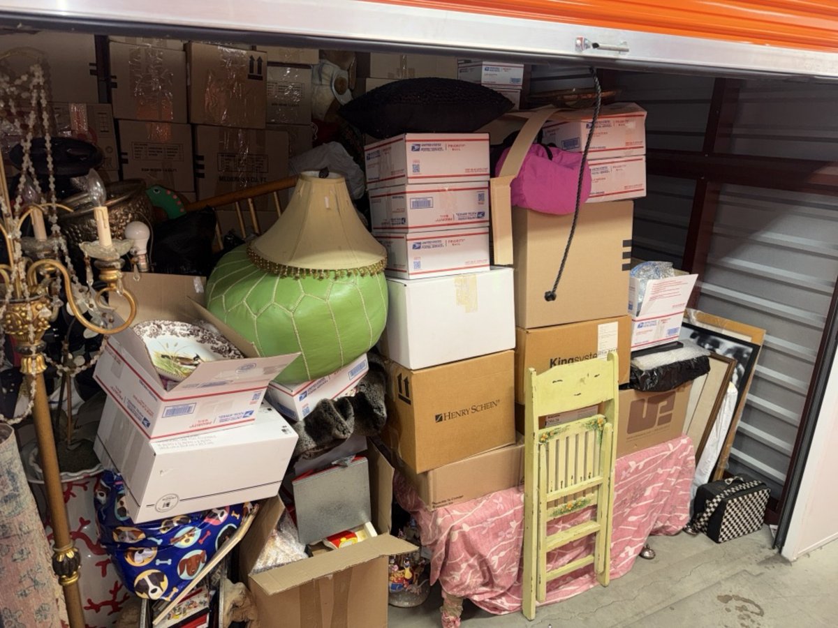 10 x 10 storage unit in Los Angeles, CA