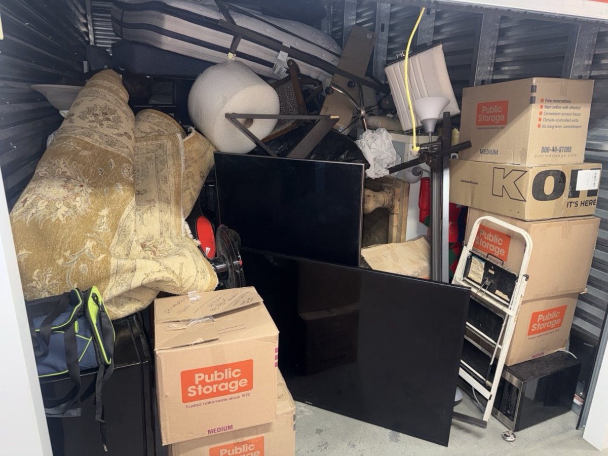 10 x 20 storage unit in Los Angeles, CA