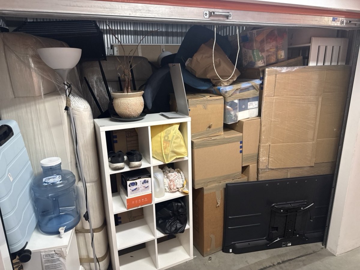 10 x 10 storage unit in Los Angeles, CA