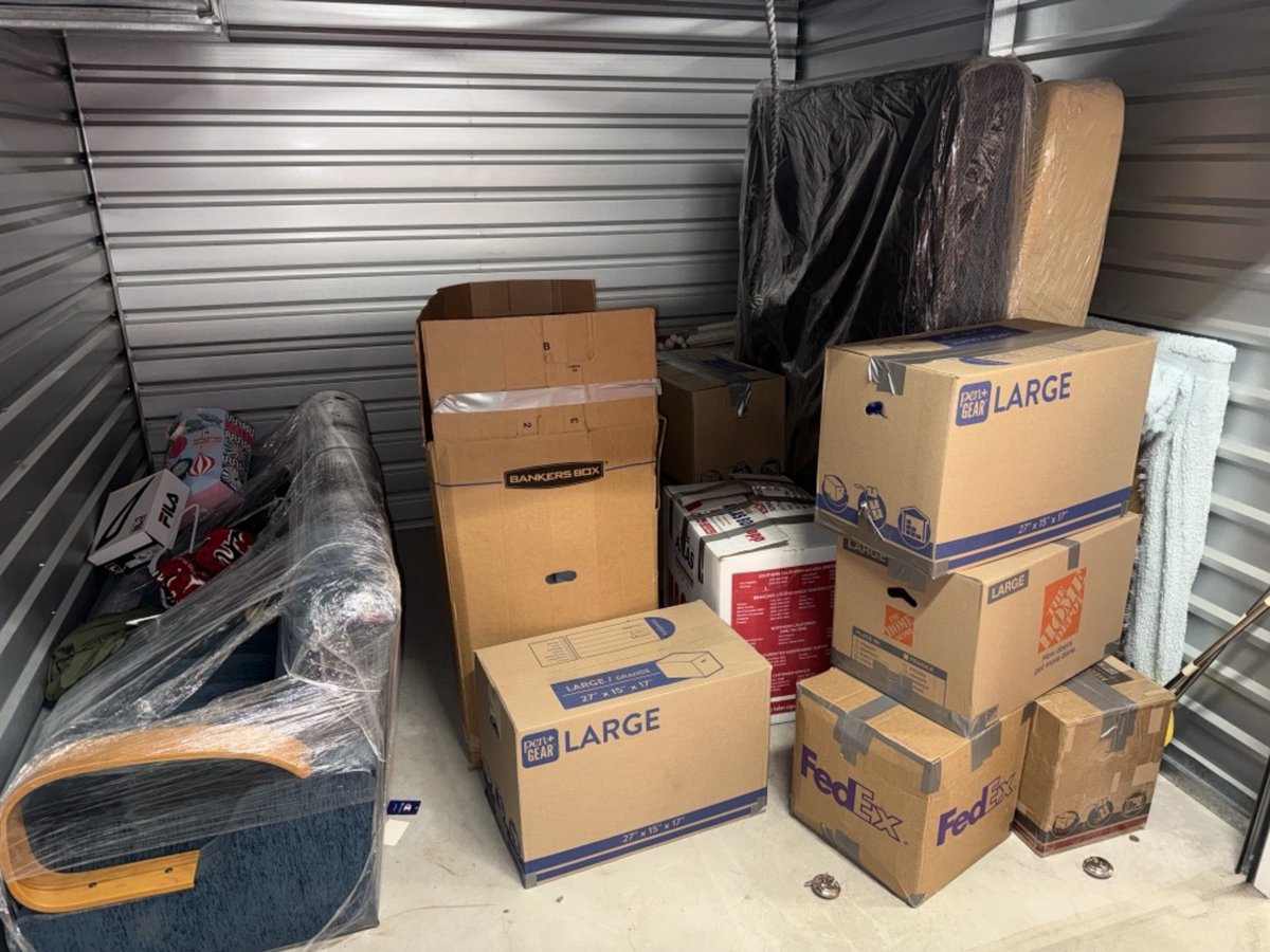 10 x 10 storage unit in Los Angeles, CA