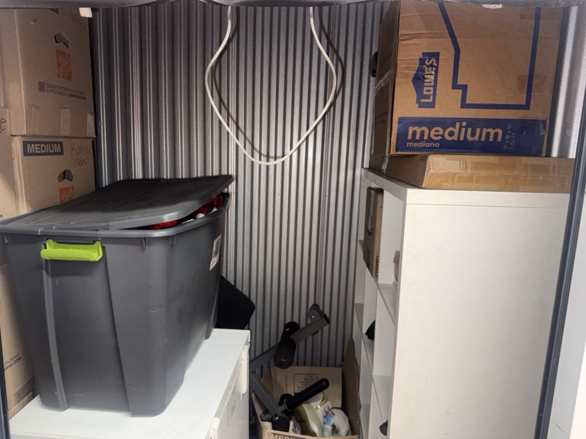 10 x 5 storage unit in Los Angeles, CA