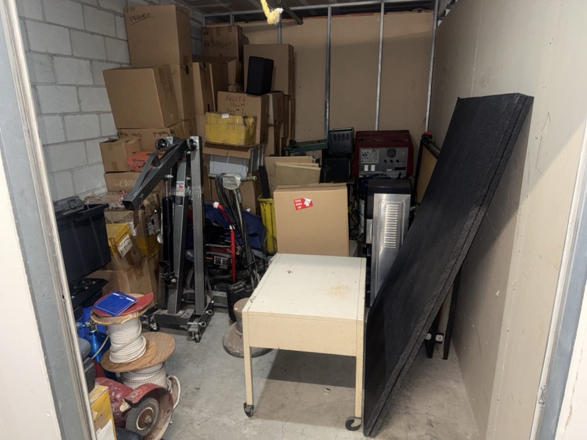 10 x 15 storage unit in Hawthorne, CA
