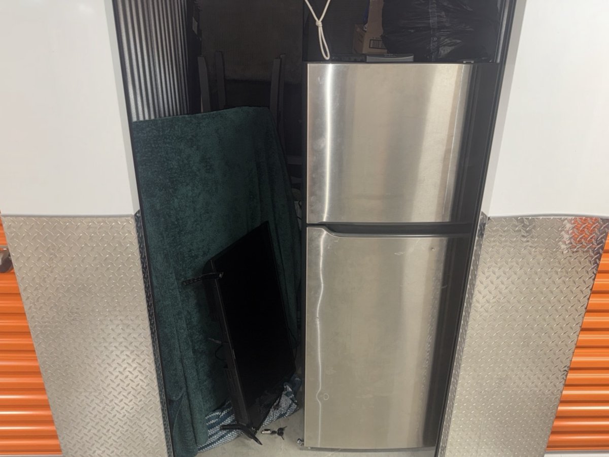 5 x 10 storage unit in Hawthorne, CA
