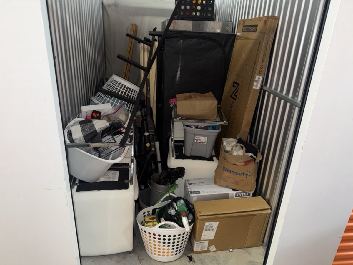 5 x 10 storage unit in Hawthorne, CA