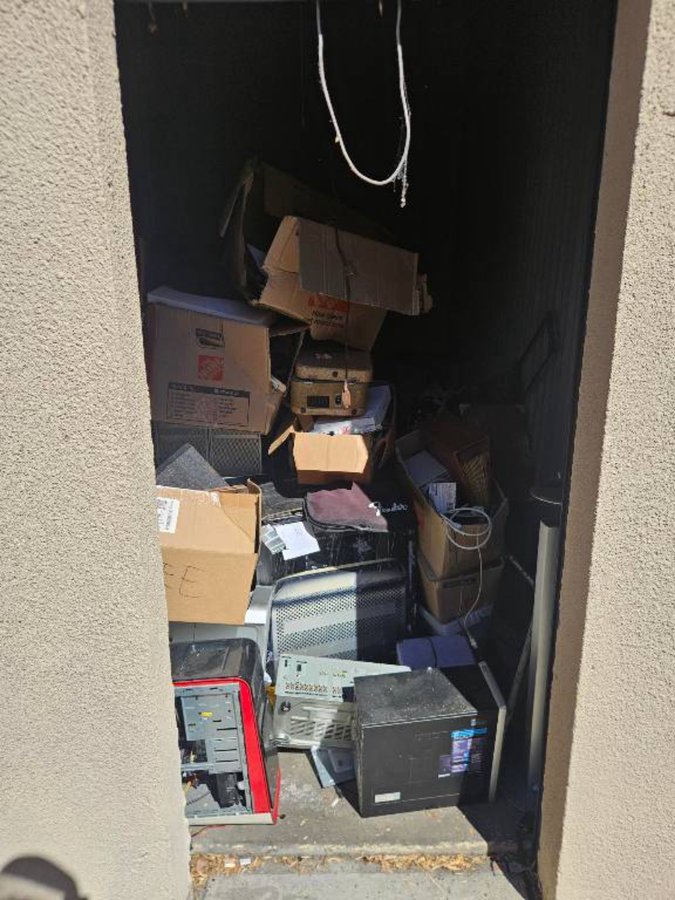 5 x 10 storage unit in Reseda, CA