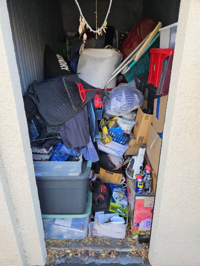 5 x 10 storage unit in Reseda, CA