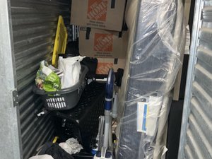 5 x 10 storage unit in Sunland, CA