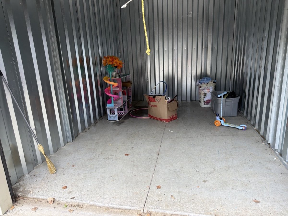 10 x 15 storage unit in Chester, VA