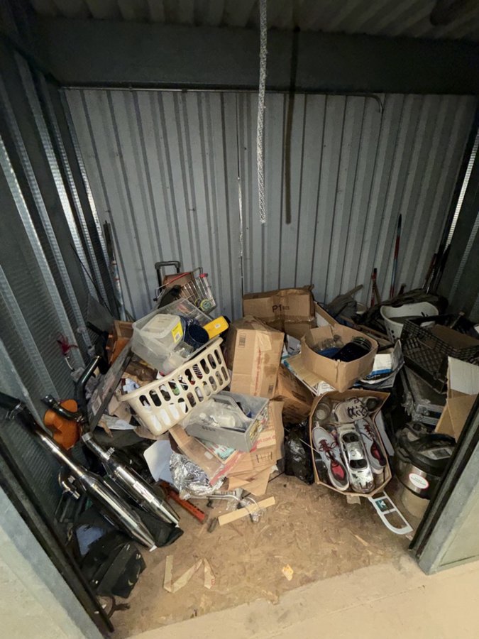 5 x 8 storage unit in Ventura, CA