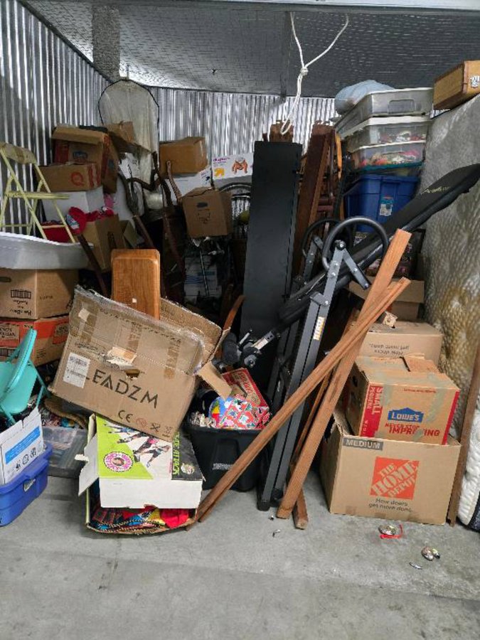 10 x 10 storage unit in Long Beach, CA