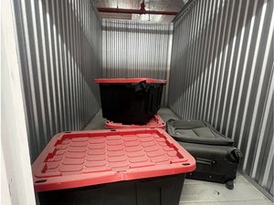 5 x 10 unit in Newark