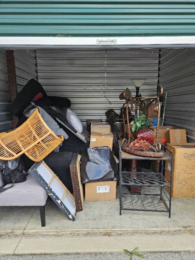 10 x 10 storage unit in Louisville, KY