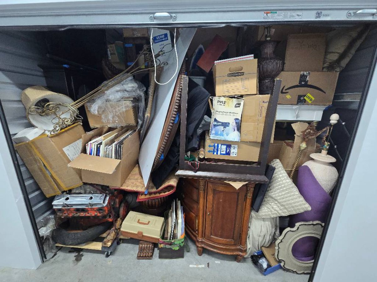 10 x 10 storage unit in Tarzana, CA