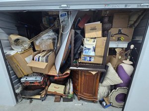 10 x 10 storage unit in Tarzana, CA