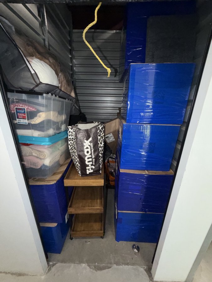5 x 8 storage unit in Oxnard, CA
