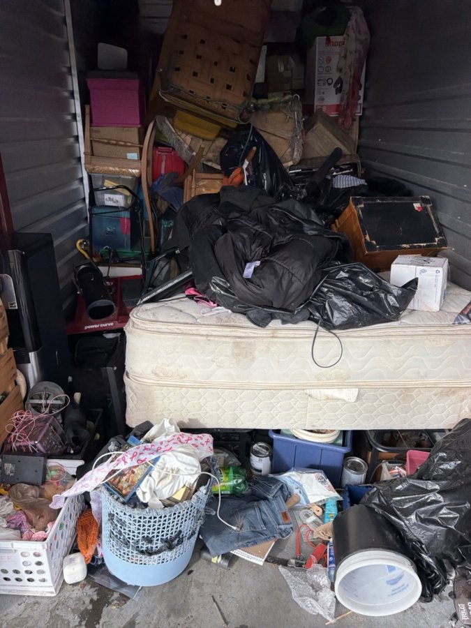 7 x 15 storage unit in Roseville, MI