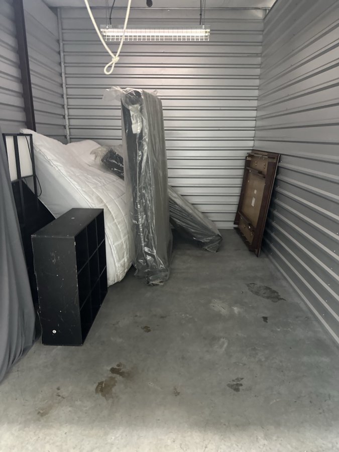 10 x 15 storage unit in Roseville, MI