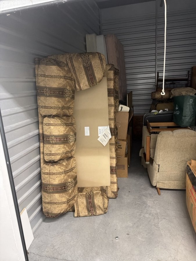 10 x 15 storage unit in Roseville, MI