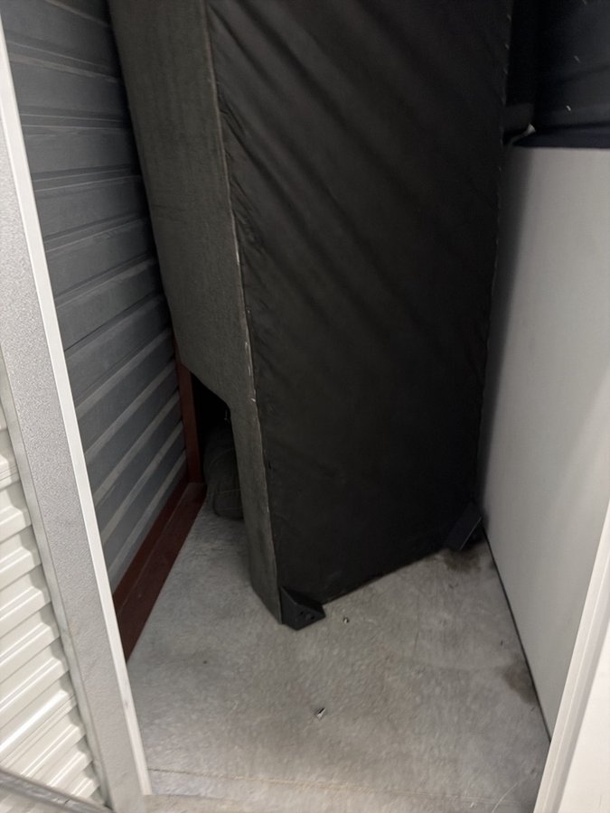 5 x 10 storage unit in Roseville, MI