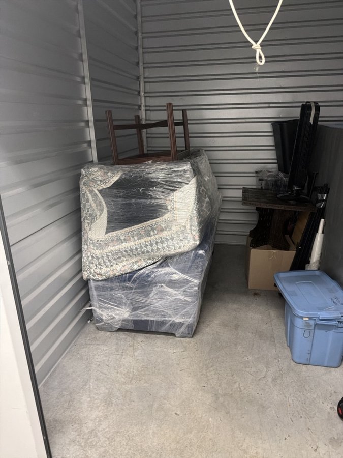 7 x 10 storage unit in Roseville, MI