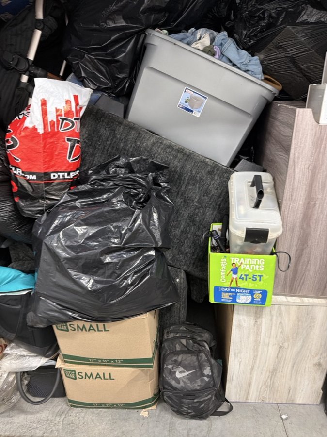 10 x 10 storage unit in Roseville, MI