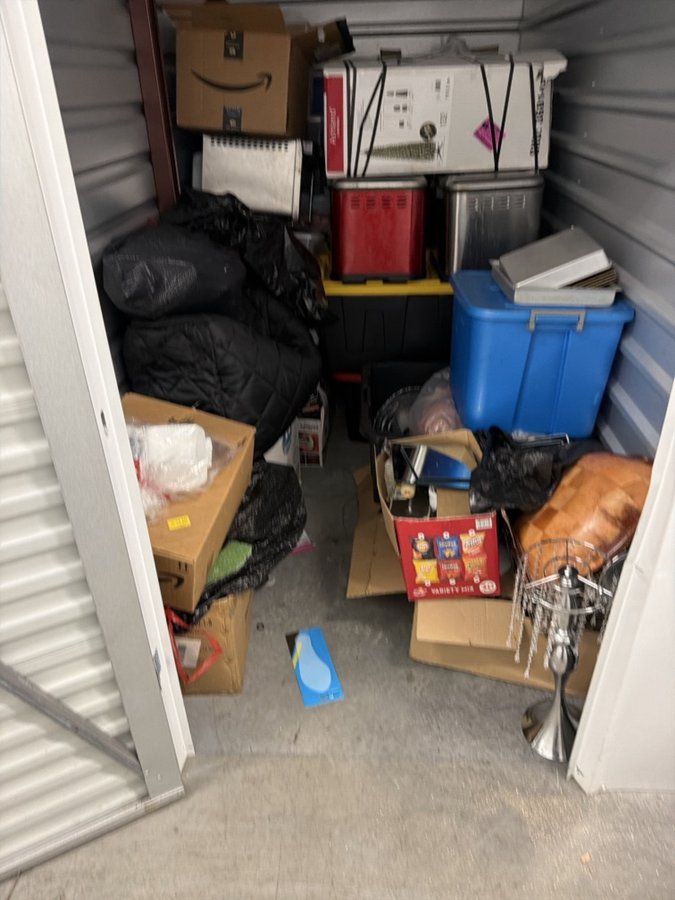 5 x 10 storage unit in Roseville, MI