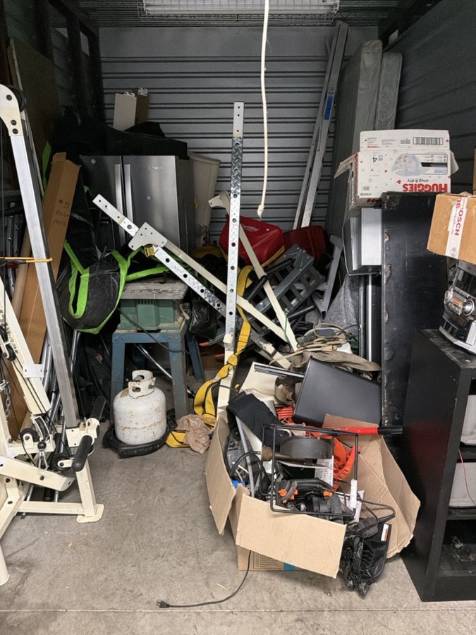 10 x 15 storage unit in Roseville, MI