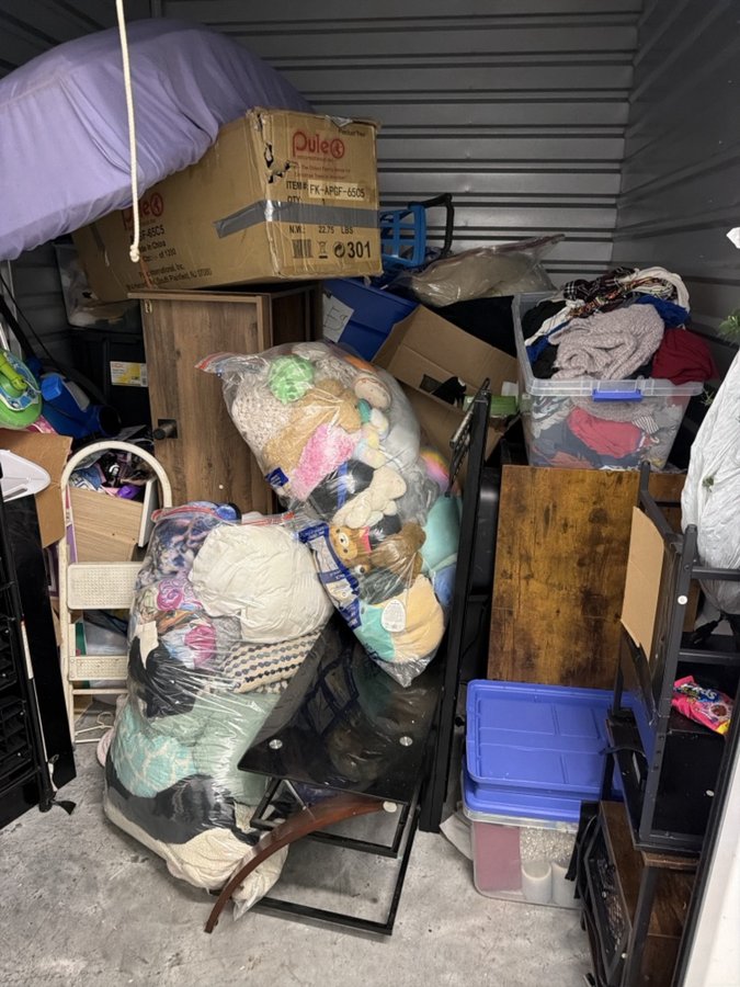 7 x 10 storage unit in Roseville, MI