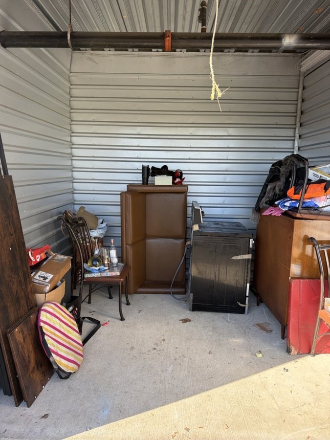 10 x 10 storage unit in Roseville, MI