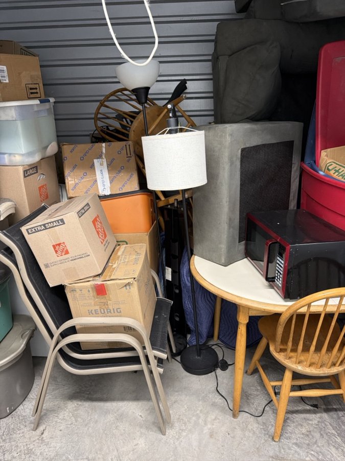 7 x 10 storage unit in Roseville, MI