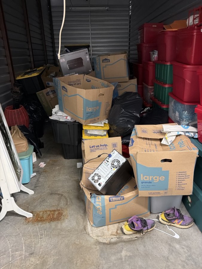 10 x 25 storage unit in Roseville, MI