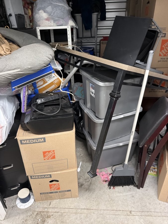 7 x 10 storage unit in Roseville, MI