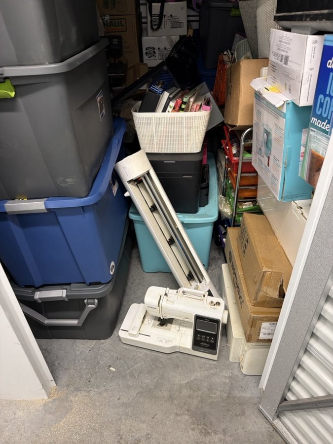 5 x 10 storage unit in Roseville, MI