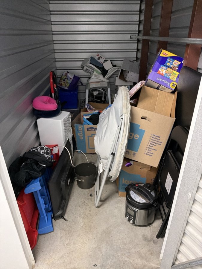 5 x 10 storage unit in Roseville, MI