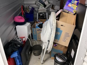 5 x 10 storage unit in Roseville, MI