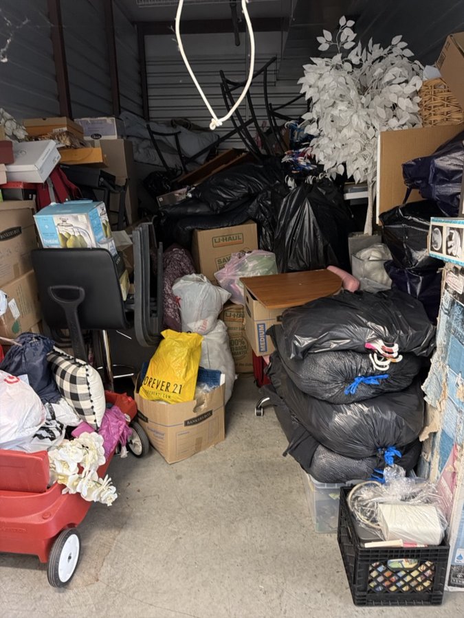 10 x 20 storage unit in Roseville, MI
