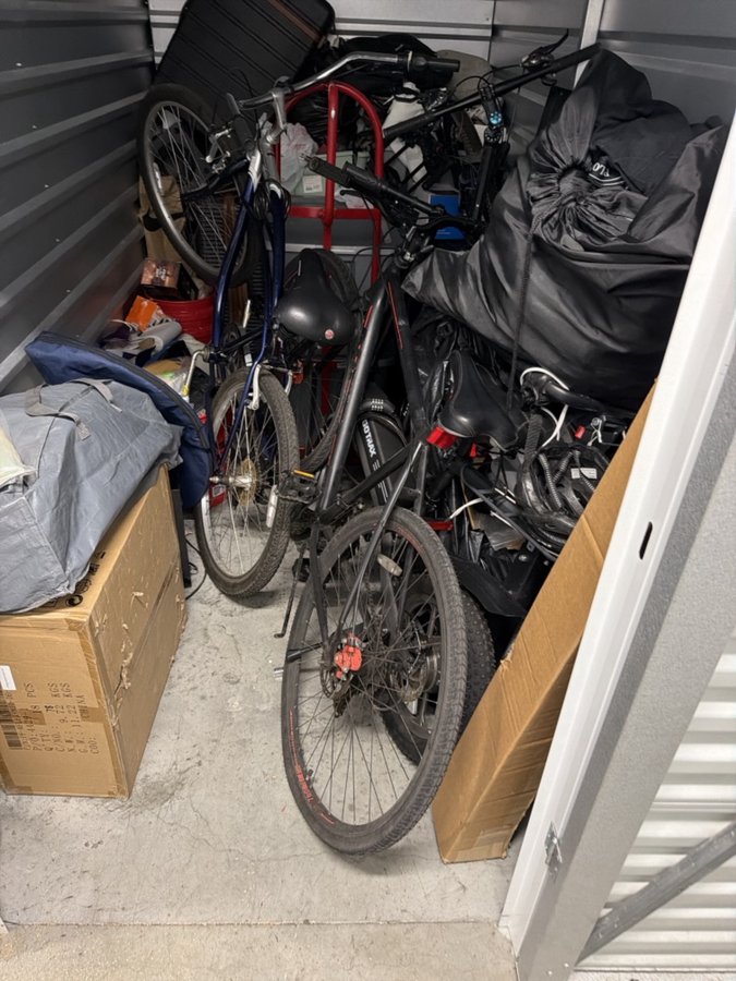 5 x 10 storage unit in Roseville, MI