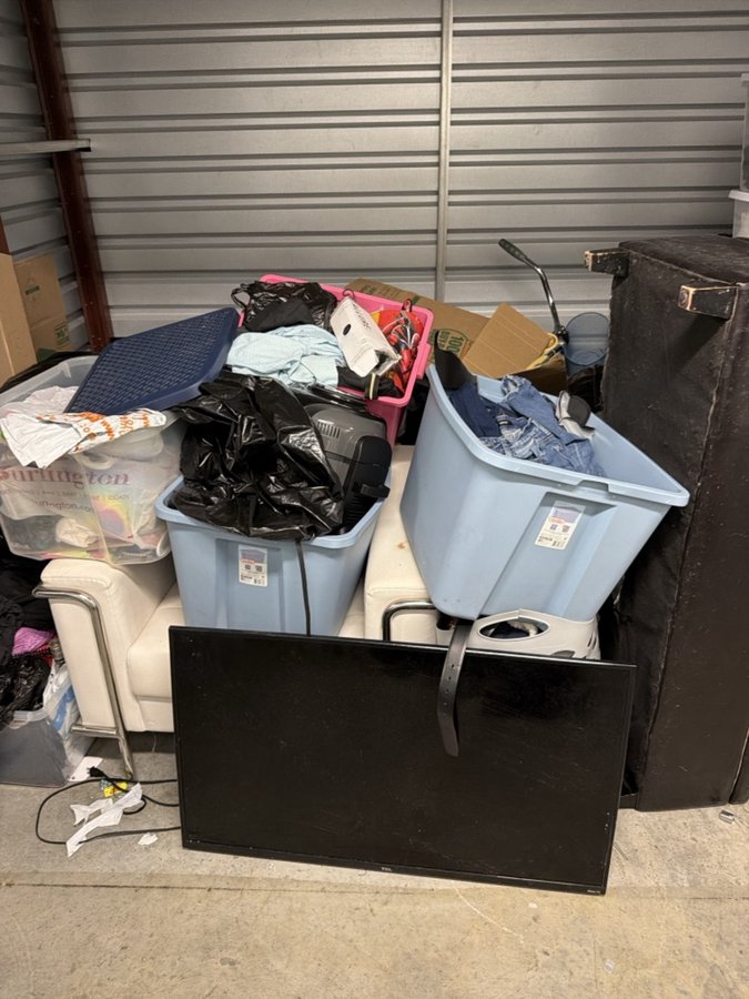 7 x 10 storage unit in Roseville, MI