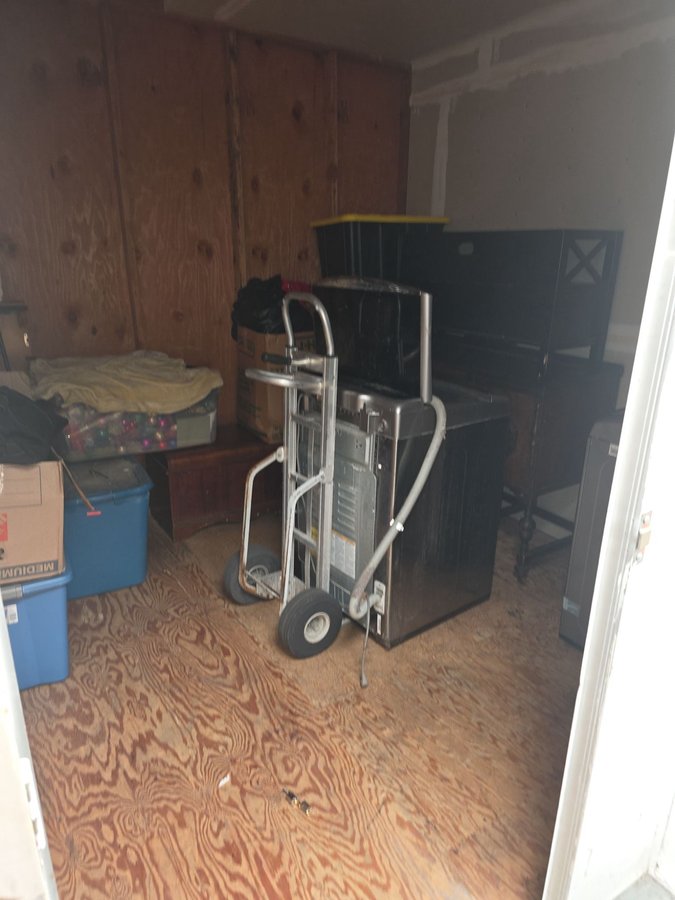 10 x 10 storage unit in San Leandro, CA