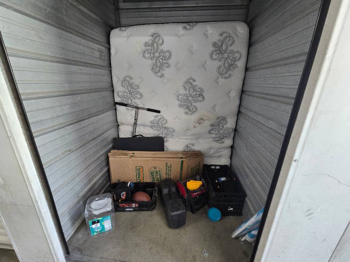 5 x 5 storage unit in Anaheim, CA