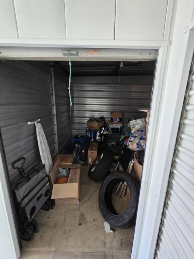 10 x 10 storage unit in Anaheim, CA