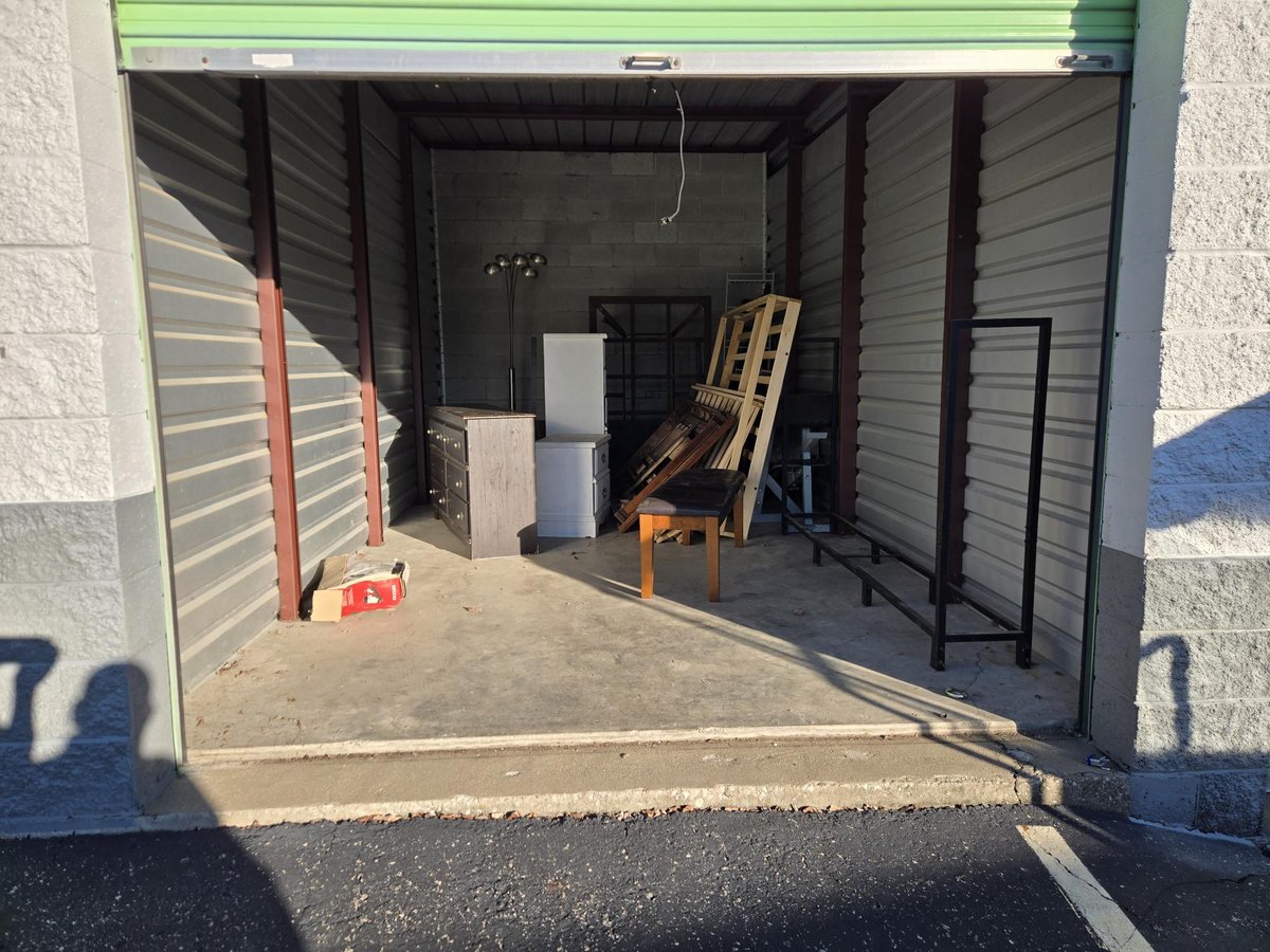 10 x 20 storage unit in Louisville, KY