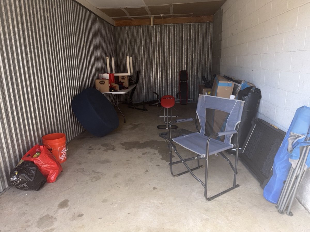 10 x 20 storage unit in Dale City, VA