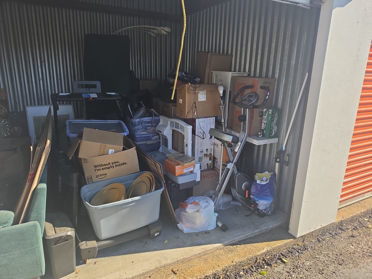 10 x 10 storage unit in West Haven, CT