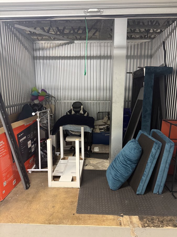 10 x 10 storage unit in Oxon Hill, MD