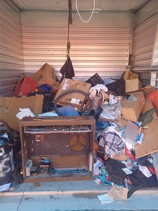 10 x 10 storage unit in Sacramento, CA