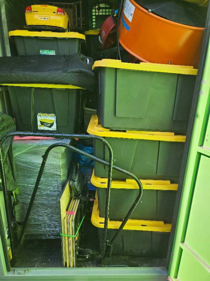 5 x 8 storage unit in Pacoima, CA